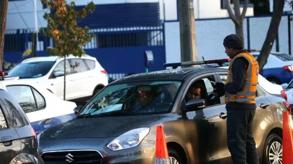 Restricción vehicular: revisa las patentes que no podrán circular este lunes 8 de junio La medida regirá de lunes a viernes, a excepción de feriados, entre las 07:30 y 21:00 horas en las calles de la provincia de Santiago y en las comunas de San Bernardo y Puente Alto.