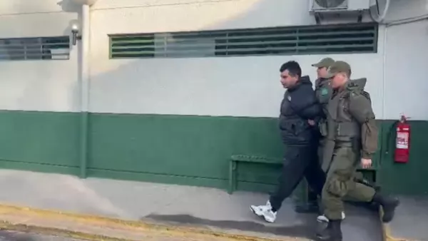 Detienen a sujeto que mató a puñaladas a su vecino en El Bosque El hombre extrajo un arma blanca y le propinó dos puñaladas en el tórax a la víctima, de nacionalidad venezolana.