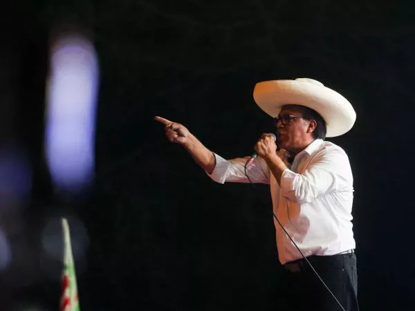 Sánchez revierte primeros conteos y lidera sobre Fujimori