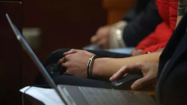Operación Tokio: detenida reveló durante audiencia ser ejecutiva de Banco Estado Durante la audiencia de formalización, se confirmó que una de las personas detenidas desempeñaba labores en Banco Estado. brazo financiero