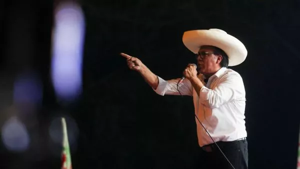 Sánchez revierte primeros conteos y lidera sobre Fujimori