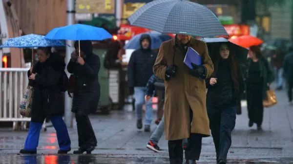 Lluvias en Santiago: pronósticos apuntan a un nuevo sistema frontal Tras las precipitaciones anunciadas para este miércoles, diversos análisis meteorológicos evalúan la probabilidad de un nuevo evento para los días 13 y 14 de junio.
