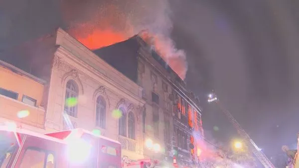 Una persona desaparecida tras gran incendio que afectó a casona en Santiago Centro Bomberos está trabajando en el derrumbe controlado de una vivienda de dos pisos que presenta riesgo de colapso.