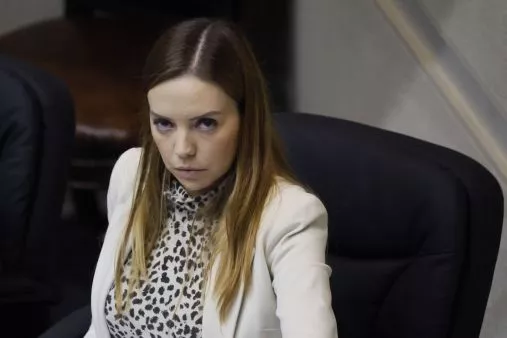 Videos íntimos de Camila Flores: las penas y multas que arriesga quien filtró el material La senadora acusó públicamente a su exesposo, Percy Marín, de difundir fotografías privadas obtenidas desde cámaras de seguridad instaladas en su domicilio.