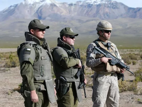 Carabineros y militares en la frontera norte