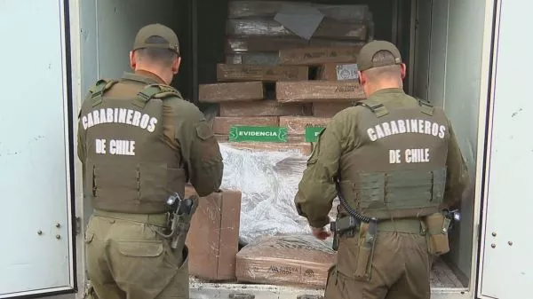 Delincuentes robaron más de dos toneladas de carne en Quinta Normal: mercadería fue recuperada en ocho minutos Los sujetos fueron sorprendidos por personal policial realizando el trasvasije de la mercadería hacia el furgón en el que se movilizaban.