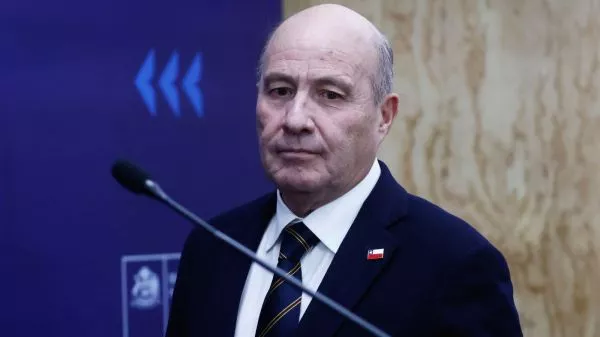 Quiroz explica por qué algunos deudores del CAE podrían ser embargados pese a tener menores ingresos hoy Jorge Quiroz reconoció que existen casos excepcionales de personas que hoy ganan menos, pero que fueron evaluadas con información de la última Operación Renta, utilizada para definir las acciones de cobro.