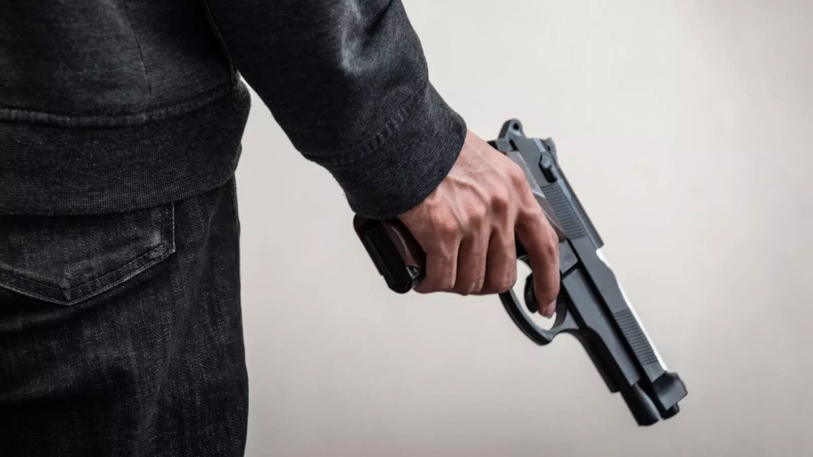Persona sosteniendo una pistola