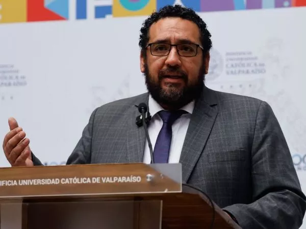 Exministro de Educación, Nicolás Cataldo en un punto de prensa