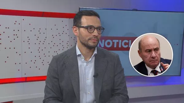 Ignacio Imas siendo entrevistado en Canal 24 Horas y el ministro de Hacienda, Jorge Quiroz
