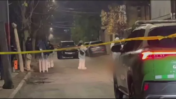 Vecinos encuentran cuerpo de hombre asesinado en pleno pasaje de La Pintana La víctima, de aproximadamente 30 años, fue atacada mientras volvía de su trabajo en pasaje Las Parcelas.