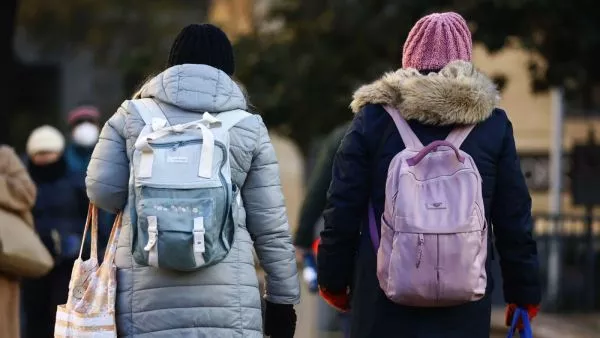 Gobierno activa Código Azul en la región Metropolitana por bajas temperaturas Se reforzarán las rutas sociales que recorren distintos puntos para asistir a personas en situación de calle, entregándoles ropa de abrigo y apoyo para enfrentar las condiciones climáticas extremas.