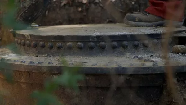Pie sobre la pieza de un barco encontrada en Colonia Dignidad