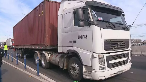 Frustran robo de camión cargado con whisky avaluado en $55 millones Dos hombres fueron detenidos tras el robo. Uno de los sujetos resultó herido tras apuntar con un arma de fuego al personal policial.