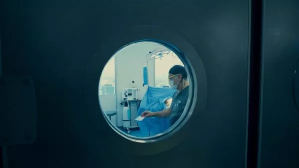 "Hay muchos vacíos legales": proyecto busca crear registro de cirujanos plásticos ante negligencias médicas Parlamentarios impulsan un registro obligatorio de profesionales acreditados ante la Superintendencia de Salud para evitar negligencias médicas.