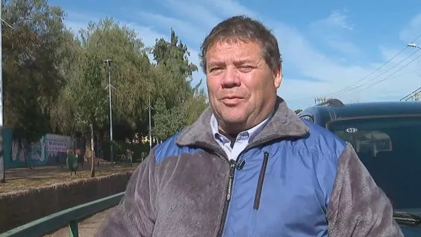 "Venían dateados": habla adulto mayor que fue asaltado tras cobrar su finiquito La víctima había sido despedida hace dos días y retiró seis millones de pesos desde una sucursal bancaria. Cuatro delincuentes lo interceptaron afuera de un colegio y le sustrajeron un millón en efectivo.