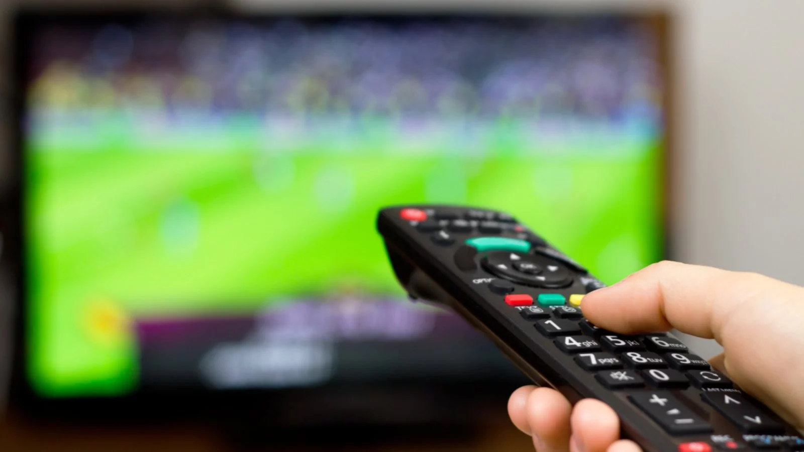 Televisor con un partido de fútbol