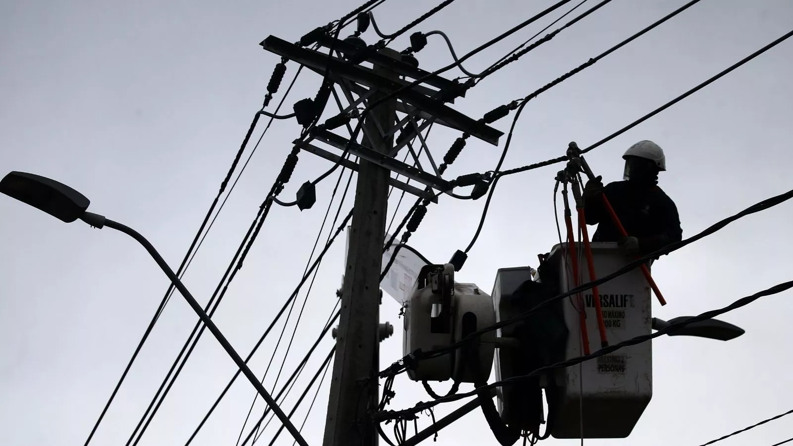 Persona reparando tendido eléctrico