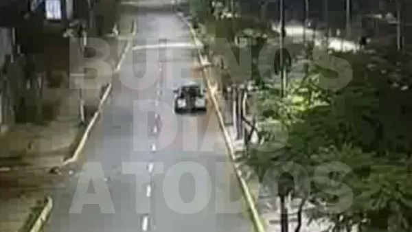 VIDEO | Hombre fue desnudado, golpeado y obligado a subir a maleta de auto en Peñalolén "Los locos del auto le decían que debía muchos millones", relató un testigo del ataque. Carabineros informó que la víctima aún no ha sido encontrada.