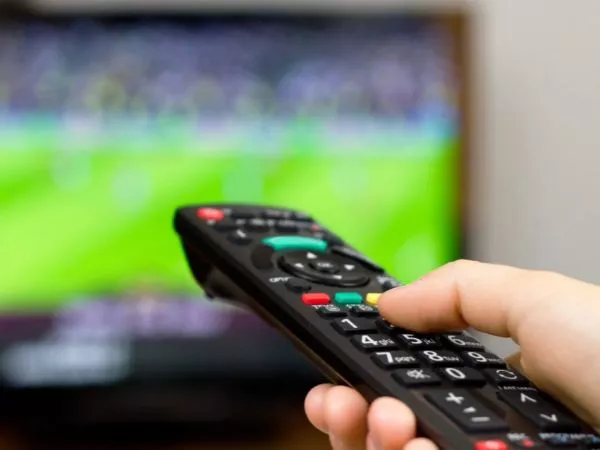 Televisor con un partido de fútbol