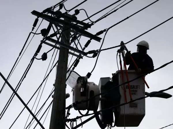 Persona reparando tendido eléctrico