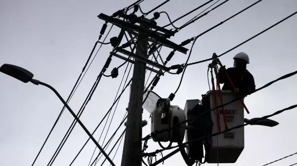 SEC reporta más de 20 mil clientes sin suministro eléctrico en la región Metropolitana En su mayoría, los afectados pertenecen a las comunas de Puente Alto, Pirque, El Monte y San Bernardo.