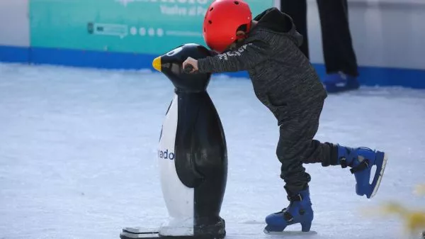 Niño en una pista de hielo durante vacaciones de invierno