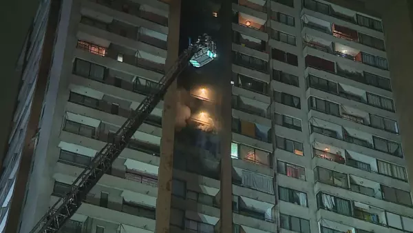 Incendio en departamento de Santiago obliga a evacuar edificio: hay dos personas lesionadas El fuego se originó en piso 16 de un departamento ubicado en la calle San Isidro.
