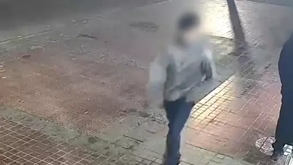 "¿Me podí llamar un Uber?": asaltante de Aróstica fingió ser víctima de asalto para huir En las imágenes se observa al adolescente, de 15 años, recorriendo las calles de San Miguel y acercándose a un local comercial para solicitar ayuda, asegurando que acababa de ser víctima de un asalto.