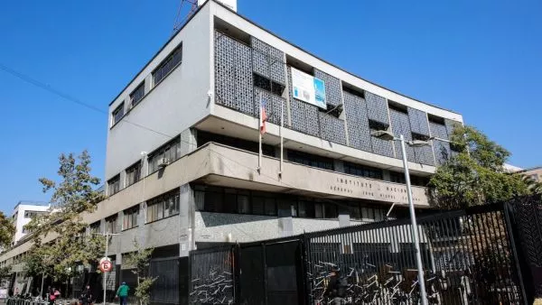 "Va a correr sangre": Instituto Nacional suspende actividades tras amenazas de tiroteo Las amenazas, de atentar físicamente y con elementos balísticos, habrían estado dirigidas contra personas específicas, con sus nombres, apellidos y cargos dentro del Instituto Nacional.