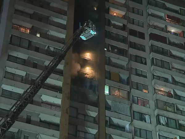 Incendio en departamento de Santiago obliga a evacuar edificio: hay dos personas lesionadas