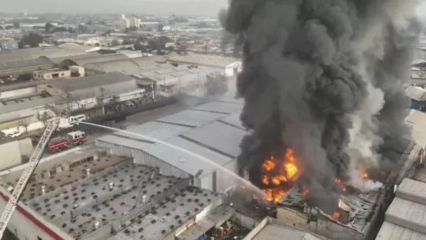 Nube tóxica por incendio en Cerrillos: recomiendan uso de mascarilla en alrededores Autoridades ordenaron el cierre de ventanas y preferentemente el uso de mascarillas KN95 ante el desplazamiento de la columna de cenizas hacia el sector sur de la capital.