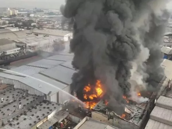 Gran columba de humo por incendio de neumáticos