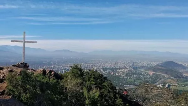 Operativo por tres excursionistas extraviados en el cerro Manquehuito Las personas extraviadas corresponderían a dos adultos y un adolescente, de nacionalidad peruana y francesa.