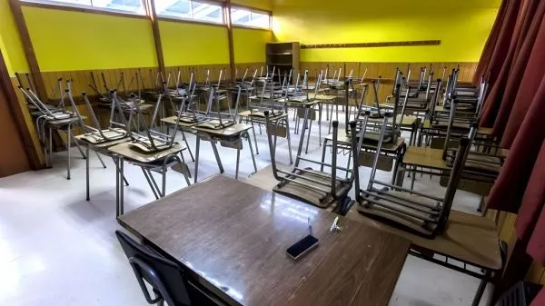 Municipalidad de Cerrillos informa la suspensión de clases para este lunes tras intenso incendio La decisión fue adoptada luego de evaluar la calidad del aire en la comuna tras el incendio ocurrido durante la tarde de este domingo 14 de junio.