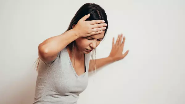 Mujer con dolor de cabeza o migraña