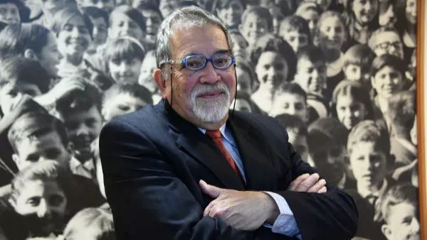 Muere Abraham Santibáñez, Premio Nacional de Periodismo en 2015 Falleció a los 88 años el destacado periodista y docente chileno Abraham Santibáñez. Recordado por su rol clave en medios como las revistas Ercilla y Hoy.