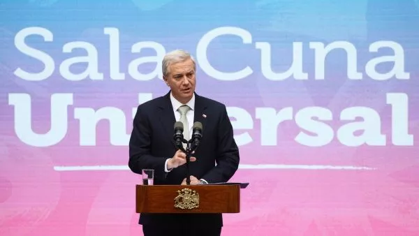 Gobierno presenta indicaciones a Sala Cuna Universal: "Debe avanzar gradualmente para que sea sostenible" "Esto es poner a los niños en el centro", aseguró el Presidente Kat, remarcando que el objetivo es que "este derecho no se transforme en un desincentivo para contratar mujeres".