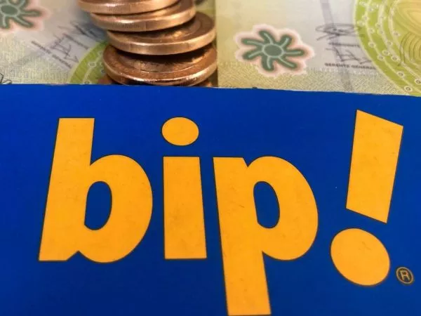 Tarjeta Bip! con monedas y billetes