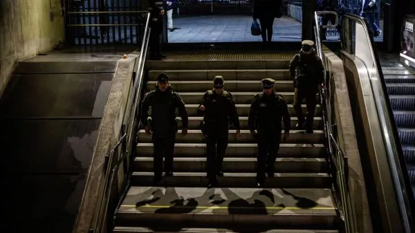 Operativos preventivos en Metro y barrios de Santiago dejan cerca de 500 detenidos Las fiscalizaciones han logrado decomisar sustancias ilícitas, armamento de diversa índole y el retiro de circulación de una importante cantidad de vehículos.