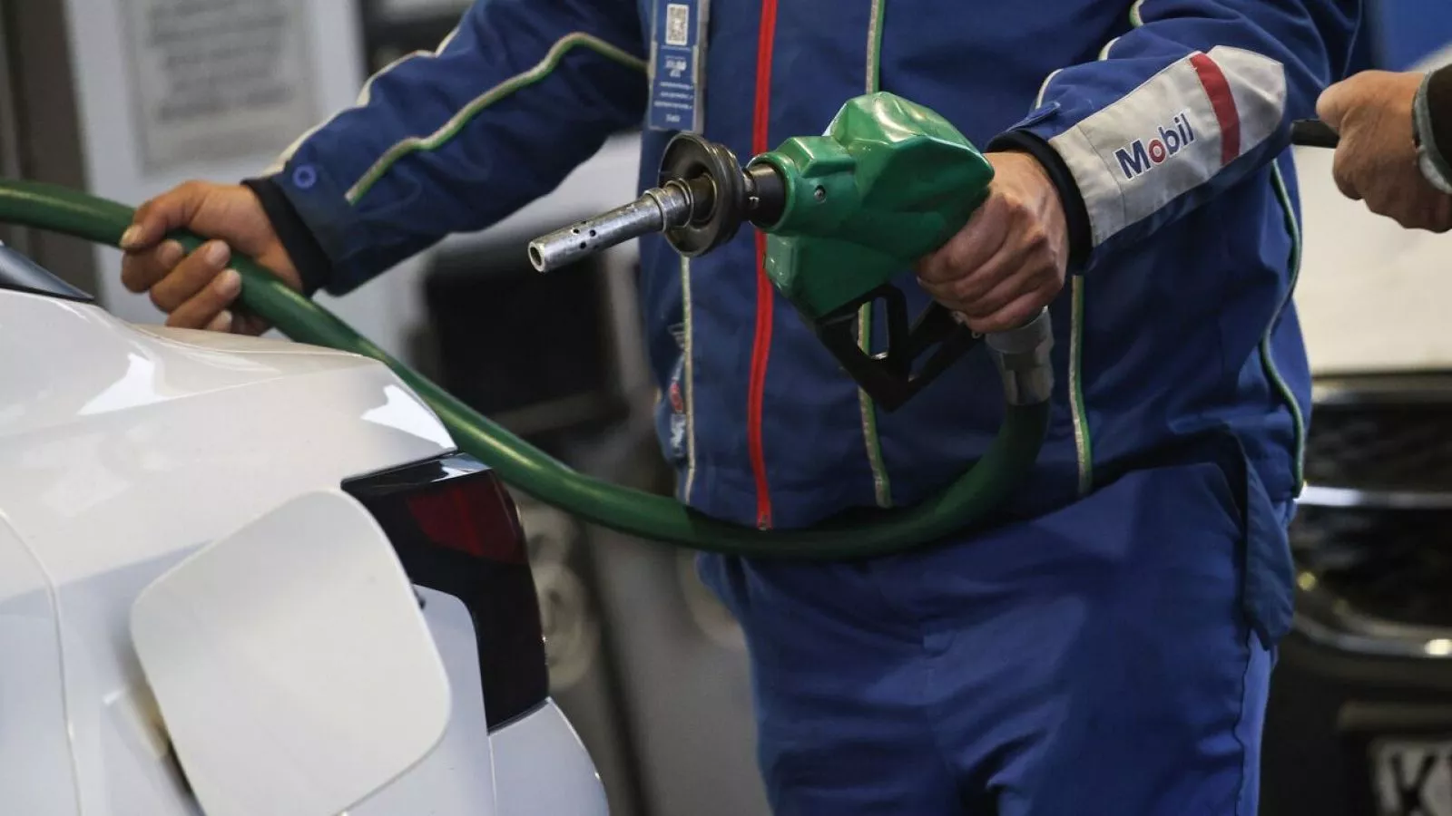 Gobierno confirma fuerte baja en precio de bencinas y diésel