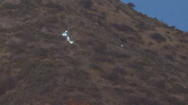 Rescatan con éxito a tres personas extraviadas en cerro Manquehuito: tercera persona fue clave Ninguno de los afectados portaba los elementos necesarios para realizar este tipo de actividades. pese a lo anterior no presentaban lesiones.