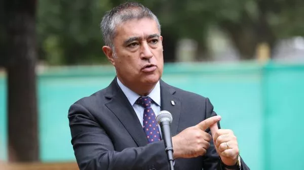 Desbordes propone eliminar Consejo de Monumentos tras rechazo a reja en Fuente Alemana El alcalde de Santiago acusó al organismo de actuar con "irresponsabilidad" y cuestionó que no entregara argumentos para rechazar una medida destinada a proteger el monumento de nuevos actos vandálicos.