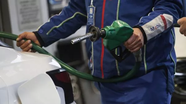 Gobierno confirma fuerte baja en precio de bencinas y diésel