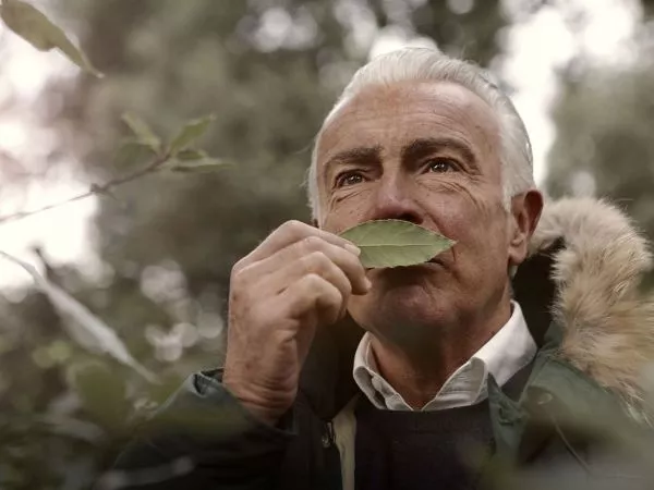 Viejo oliendo.
