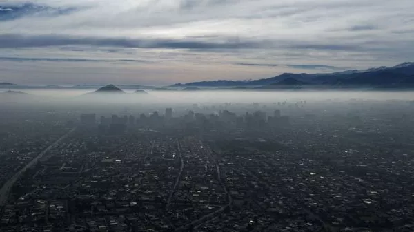 Declaran preemergencia ambiental para este lunes en la región Metropolitana Las autoridades han solicitado tomar las precauciones necesarias al momento de salir de su hogar o realizar alguna actividad física durante la jornada.