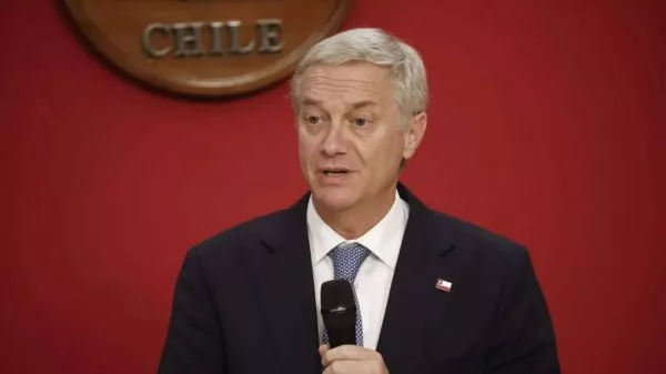 Presidente Kast entregará antecedentes a Fiscalía por ingreso masivo de niños haitianos en vuelos chárter en 2025 "La denuncia es gravísima y requiere de máxima atención", afirmó el Mandatario. De igual manera, la Fiscalía Nacional abrió una investigación penal de oficio para esclarecer presuntas irregularidades en el ingreso masivo