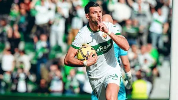 Rafa Mir jugando por el Elche