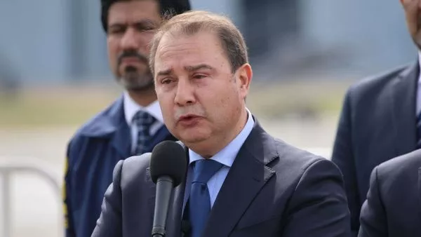 "Estimamos que son muchos más de 200": director de Migraciones por posible tráfico de niños haitianos Por su parte, el exdirector de migraciones, Luis Eduardo Thayer, señaló que realizaron una denuncia por posible trata de menores de edad haitianos en el año 2023.