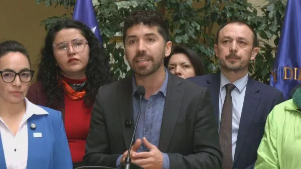 Diputados PS y PC evalúan acusación constitucional contra Quiroz por recortes en salud y educación
